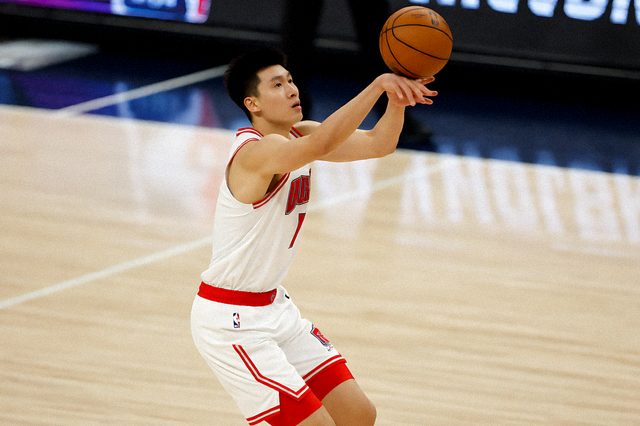 NBA常规赛比赛中球员投篮出手的瞬间